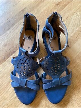SOFFT natural leather lining and uppers sandals. Gray blue color. Heel zippers.